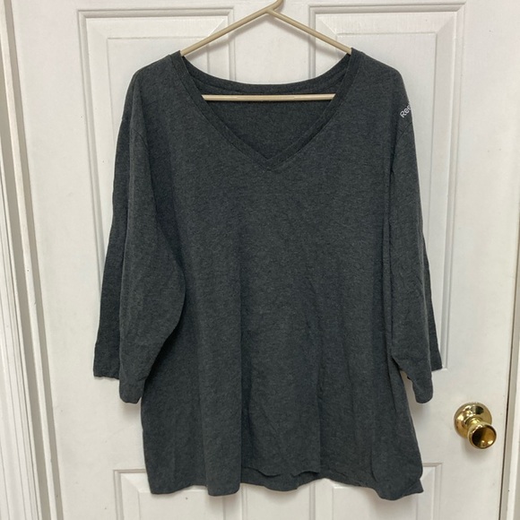 Reebok Tops - 3/$20…bundle and save …
Reebok 3x 3/4 sleeve top